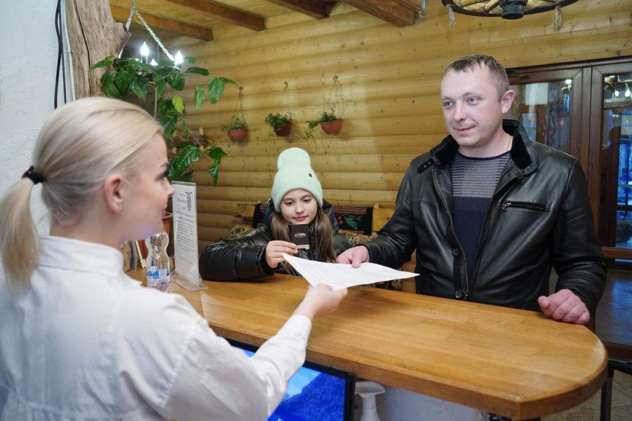 Girskiy Prutets Boekovel Buitenkant foto