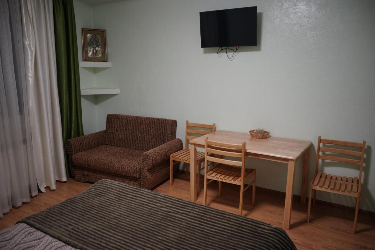 Girskiy Prutets Boekovel Buitenkant foto
