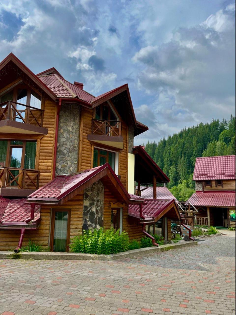 Girskiy Prutets Boekovel Buitenkant foto