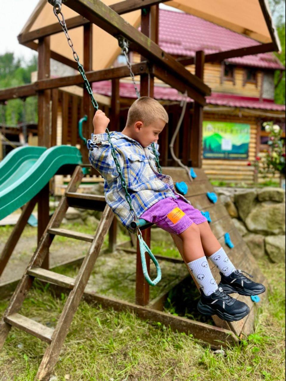 Girskiy Prutets Boekovel Buitenkant foto