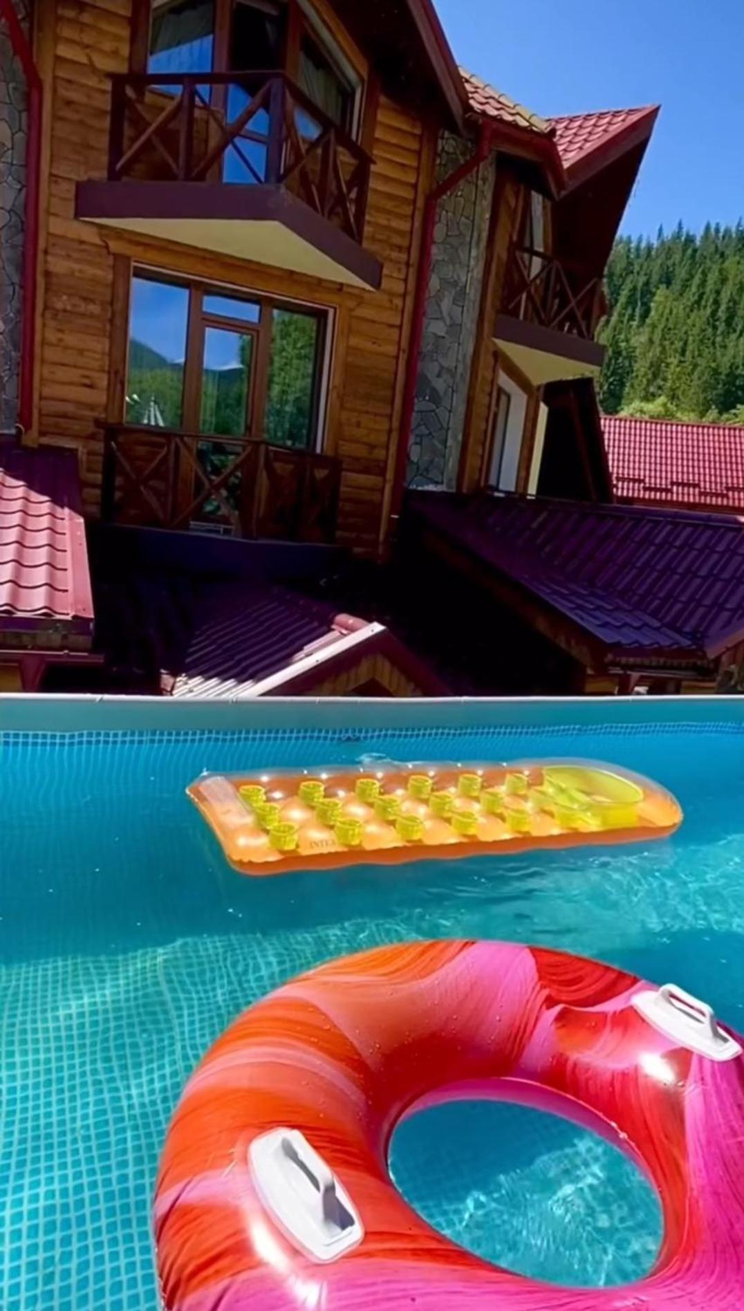 Girskiy Prutets Boekovel Buitenkant foto
