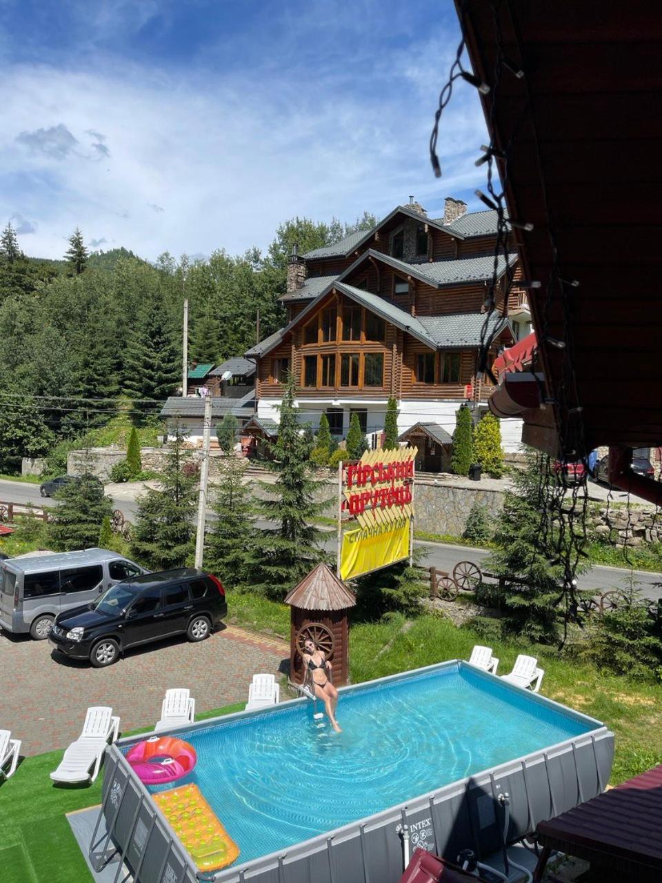 Girskiy Prutets Boekovel Buitenkant foto